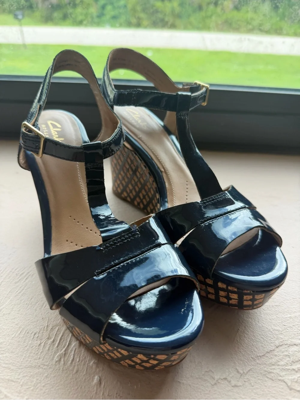 Clarks Amelia Roma Blue Glossy T-strap wedge sandals woven-pattern platform SZ 8